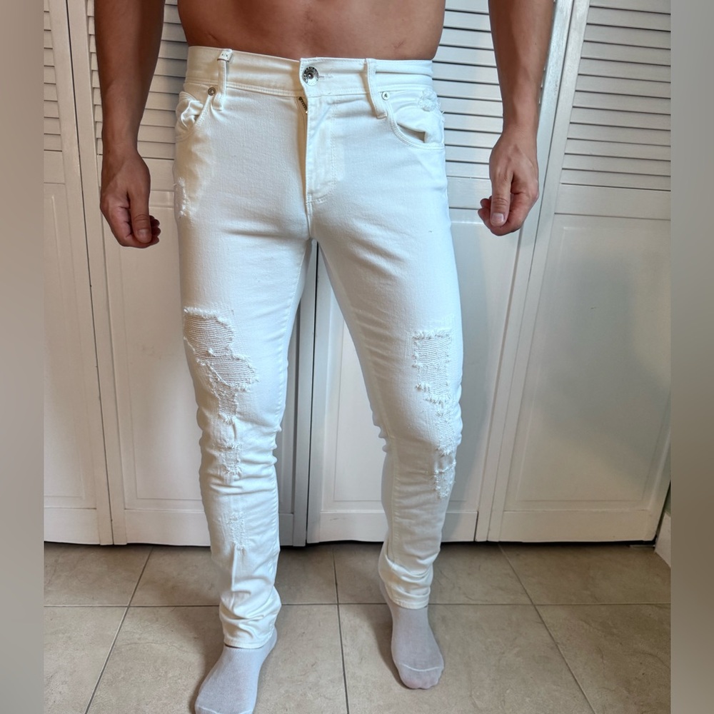 New jeans. Good quality. The color is white. Nice jeans